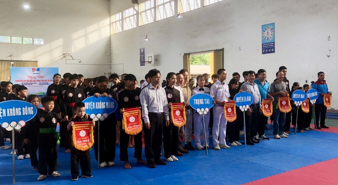 Trao cờ lưu niệm võ CT